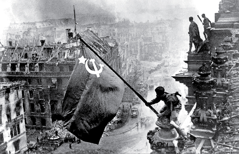 اهتزاز پرچم بر فراز رایشتاگ، عکس از یوگنی خالدی، برلین، آلمان، پایان جنگ جهانی دوم، 1945 